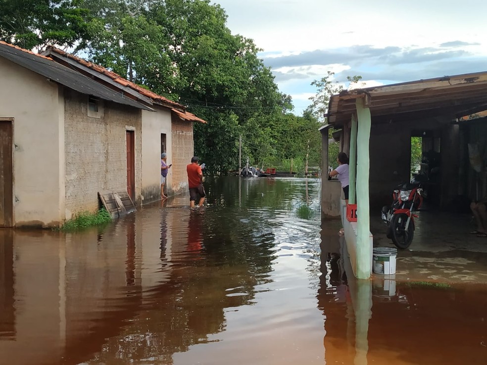 Famílias ribeirinhas deixam as casas após cheia do Rio Jauru, em Cáceres (MT) — Foto: Reprodução/Corpo de Bombeiros