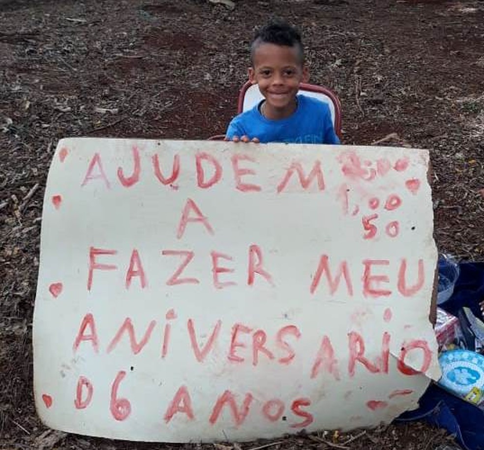 Menino Gabriel pediu ajuda de quem passava pela rodovia para fazer uma festa de aniversário, em São Miguel do Iguaçu — Foto: Arquivo Pessoal