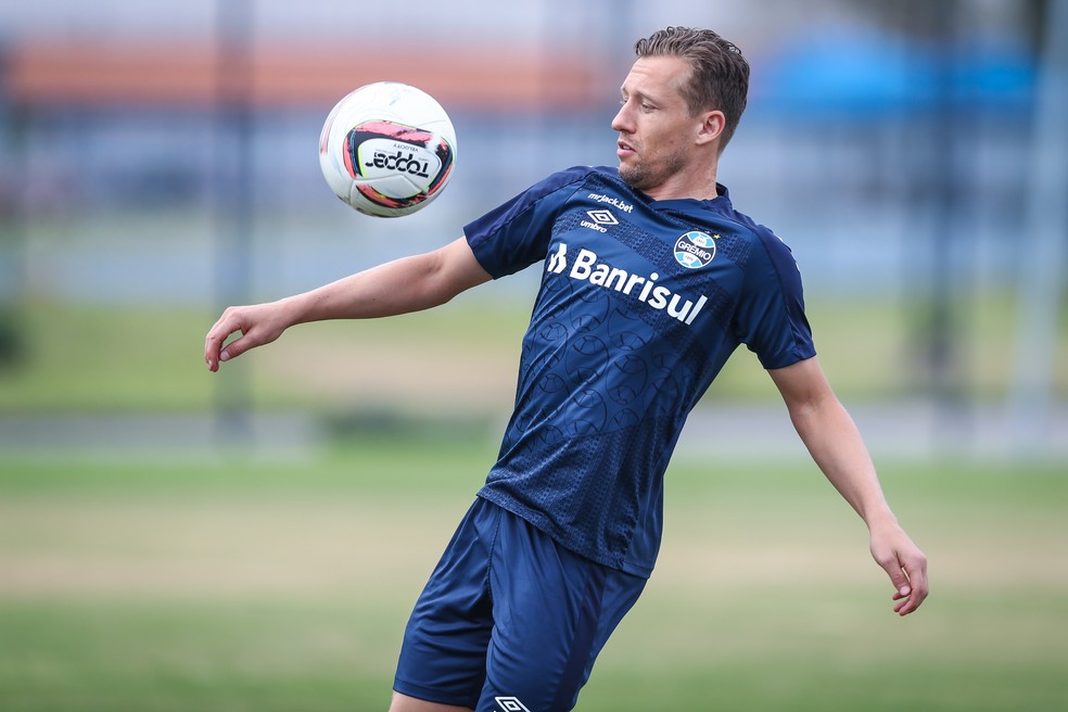 Grêmio divulga tempo de parada de Lucas Leiva após problema cardíaco