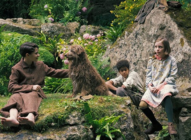 Os personagens Mary, Dickon e Colin se divertindo no jardim do filme 'O Jardim Secreto' (Foto: Sky / Reprodução) O Jardim Secreto (Foto: Reprodução)