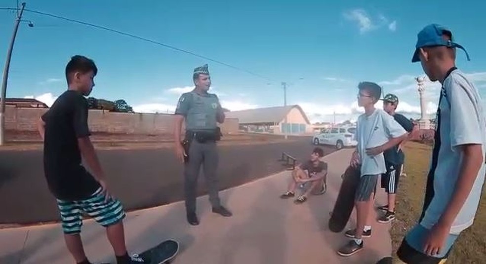 Vídeo de abordagem comunitária da PM em Manduri (SP) repercutiu nas redes sociais — Foto: Polícia Militar/Divulgação
