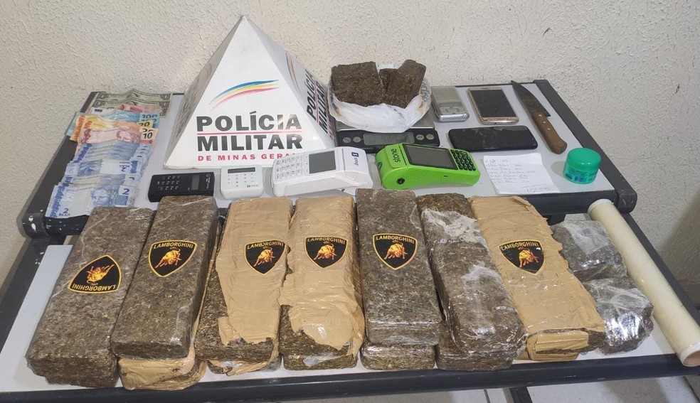 Dezesseis barras de maconha foram encontradas dentro de uma caixa — Foto: Polícia Militar/Divulgação