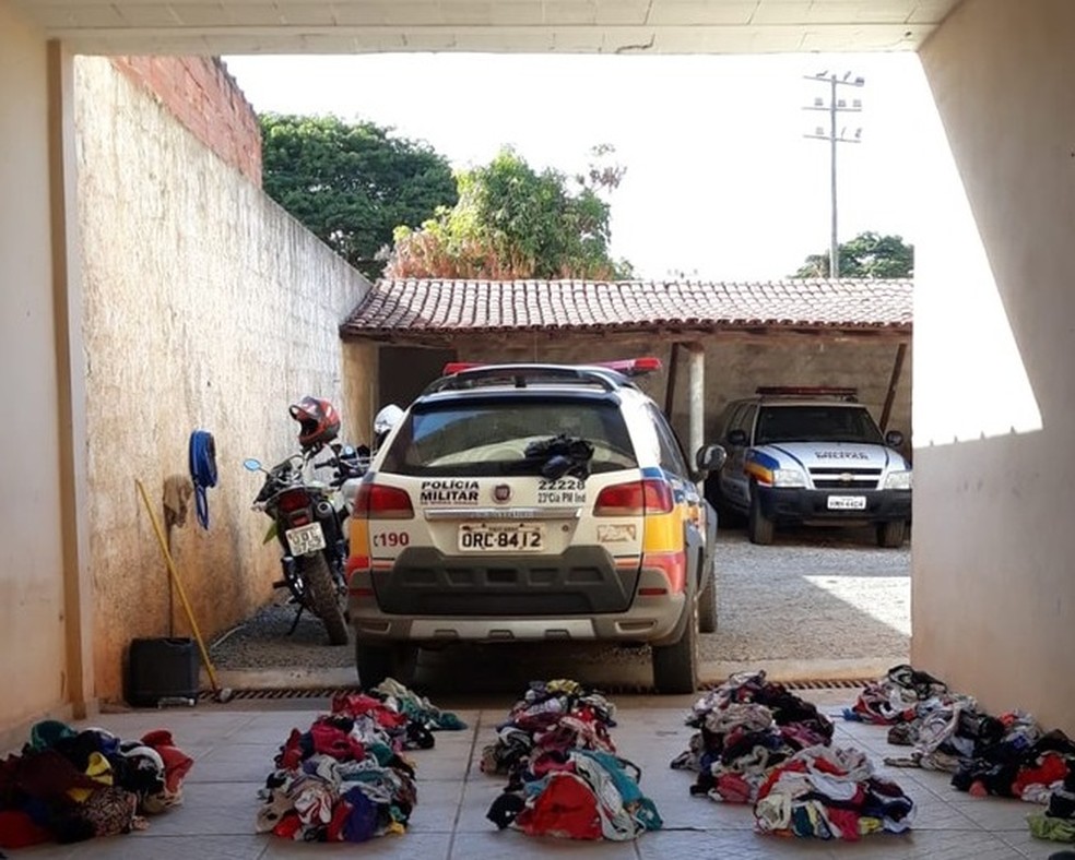 Polícia apreendeu 1.045 peças íntimas na casa dele — Foto: Polícia Militar/ Divulgação