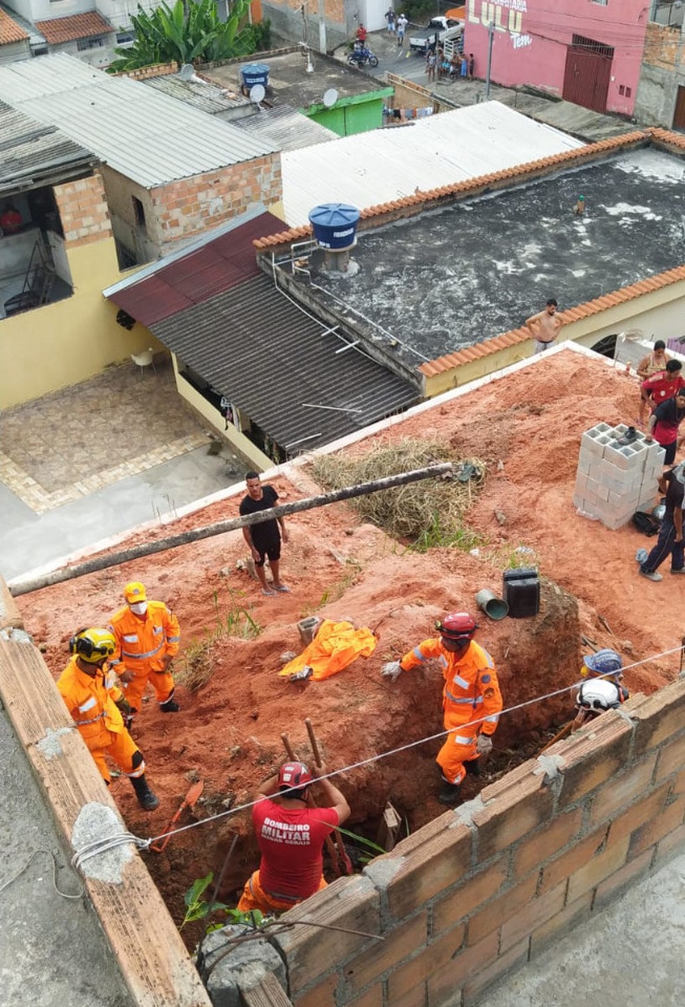 Soterramento em Ibirité aconteceu no fim da manhã — Foto: Redes sociais