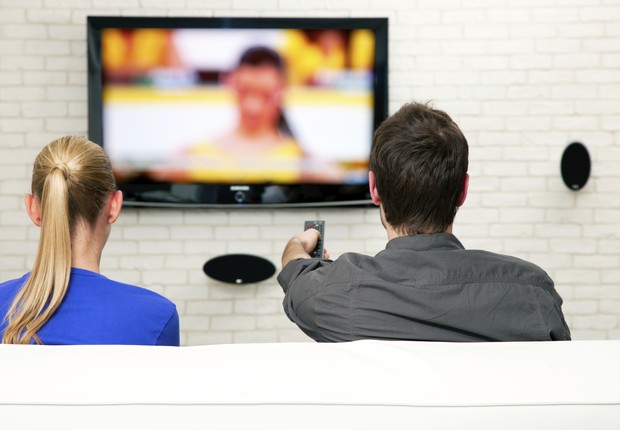 Casal assistindo TV; televisão; propaganda; sofá (Foto: Thinkstock)