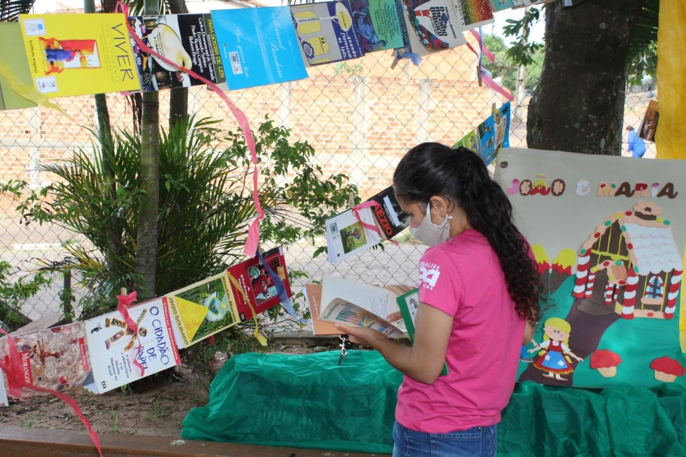 Projeto Varal Literário distribui cerca de 200 exemplares por dia — Foto: AI