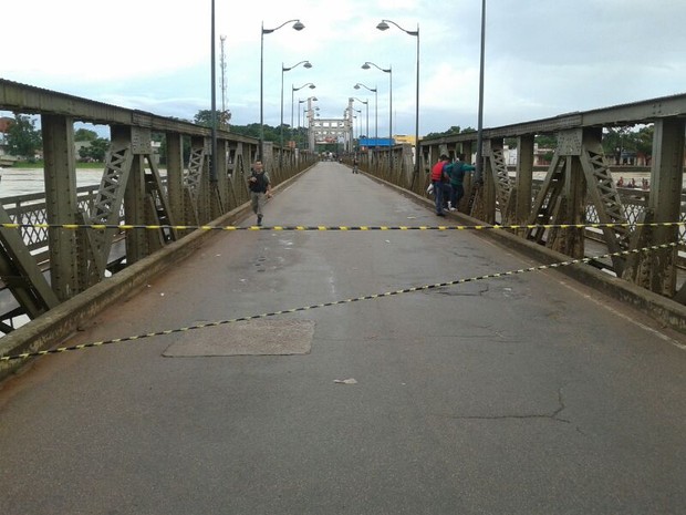 Cerca de 200 toneladas de balseiros foram retirados da Ponte Metálica em  Rio Branco; local segue interditado, Acre