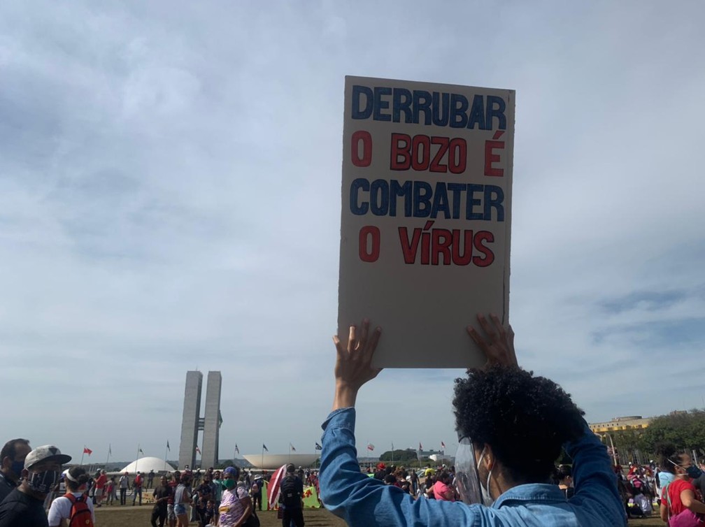 Brasília - Manifestantes fazem ato contra Bolsonaro e a favor da vacina em Brasília — Foto: TV Globo/Reprodução