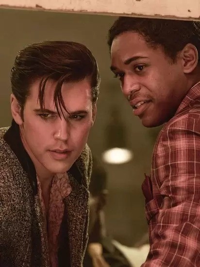 Amizade de Presley com BB King, interpretado por Kelvin Harrison, aparece no filme (Foto: Kane Skennar/ Warner Bros Entertainment Inc via BBC News)