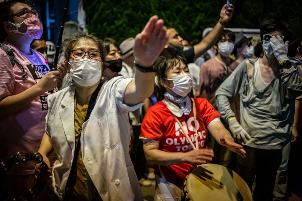 TOKYO, JAPAN - JULY 23: Anti-Olympics protesters demonstrate during the opening ceremony of Tokyo Olympics on July 23, 2021 in Tokyo, Japan. Protesters gathered to demonstrate against the Olympic Games amid concern over the safety of holding the event dur (Foto: Getty Images)