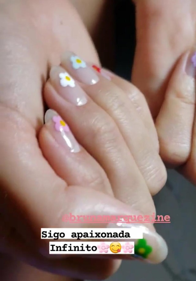 Enzo Celulari e Bruna Marquezine apostam em nailart divertida (Foto: Reprodução/Instagram)