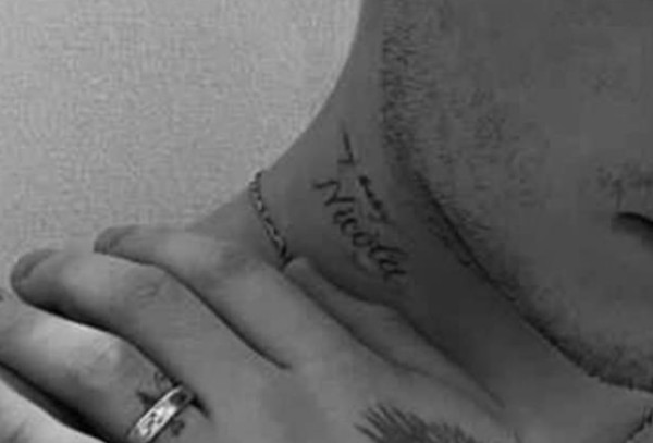 O nome de Nicola Peltz tatuado no pescoço de Brooklyn Beckham (Foto: Instagram)