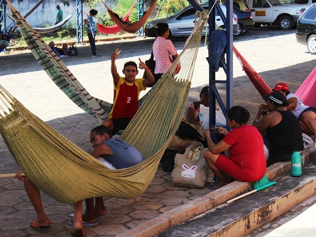 Moradores de assentamentos armaram redes no estacionamento do Incra Piauí (Foto: Gil Oliveira/ G1)