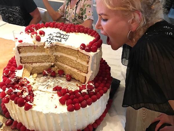 A atriz Nicole Kidman com seu bolo de aniversário de 50 anos (Foto: Facebook)