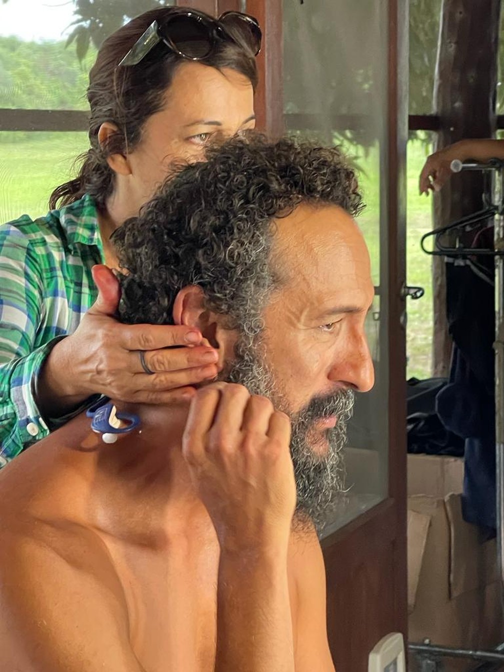 O ator Irandhir Santos nos bastidores da novela 'Pantanal' — Foto: Globo Repórter