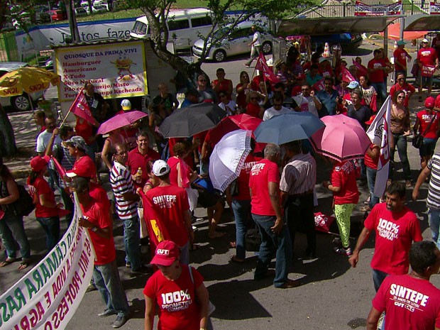 Dezenas de professores participaram (Foto: Reprodução/TV Globo)