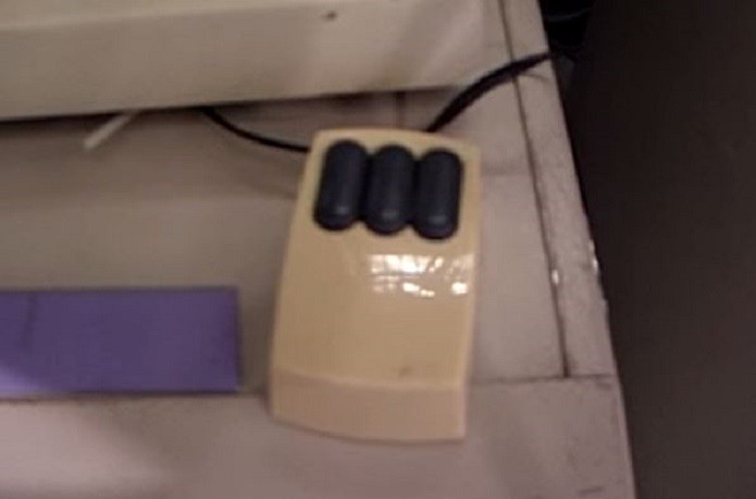 O primeiro mouse da Xerox, com tr?s bot?es (Foto: Reprodu??o/YouTube)