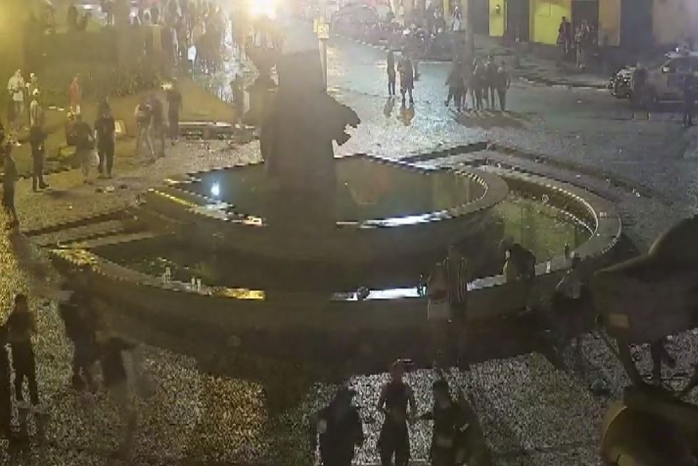 Imagens mostram movimentação em confusão com tiros durante abordagem da Guarda Municipal de Curitiba, no Largo da Ordem — Foto: Reprodução/RPC