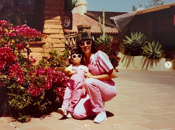 Uma foto antiga de Kourtney Kardashian, ainda criança, com a mãe, a socialite e empresária Kris Jenner (Foto: Instagram)
