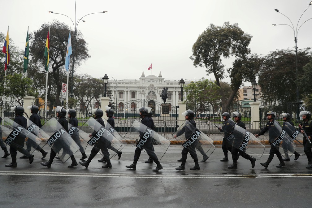 Policiais marcham do lado de fora do Congresso nesta terça-feira (1º), um dia depois de o presidente suspender as atividades do Legislativo — Foto: Guadalupe Pardo/Reuters