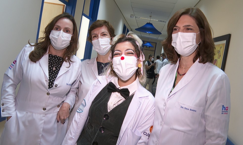 Rafaela Denadai de Oliveira ao lado das médicas do Hospital de Amor de Barretos (SP) atualmente  — Foto: Reprodução/EPTV