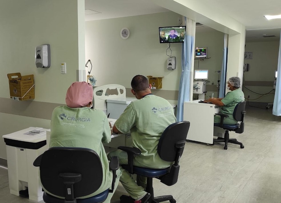 Profissionais mantém monitoramento de pacientes durante os jogos — Foto: Pedro Vinícius/ HC