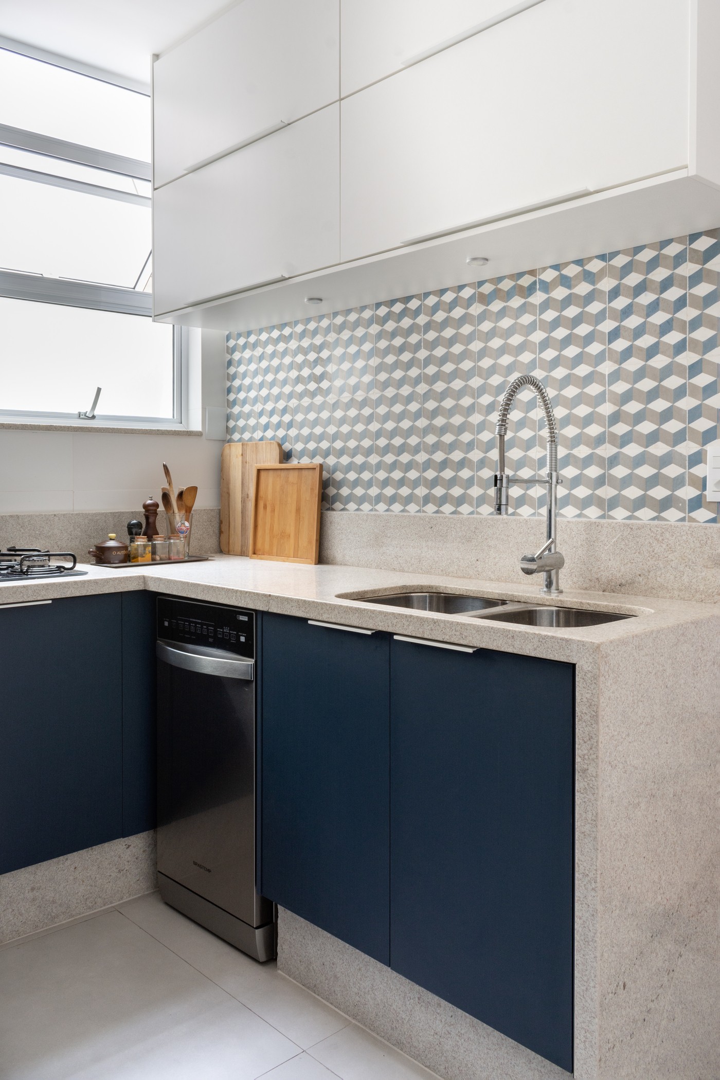 Décor do dia: cozinha tem marcenaria azul e ladrilho hidráulico geométrico (Foto: Lília Mendel)