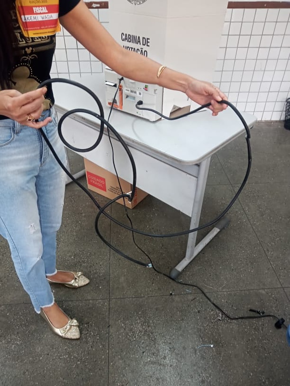 Ratos danificam cabos de urna eletrônica em escola em São Luís — Foto: Douglas Pinto/TV Mirante