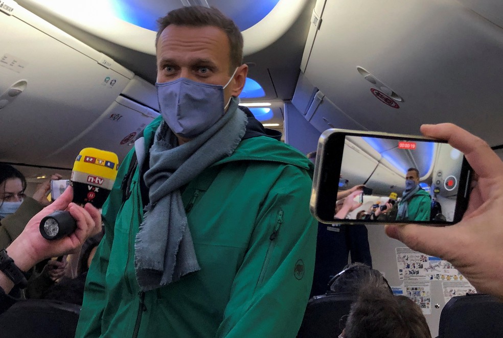 Alexei Navalny, em avião no aeroporto em Berlim, antes da partida para a capital russa, Moscou — Foto: Polina Ivanova/Reuters
