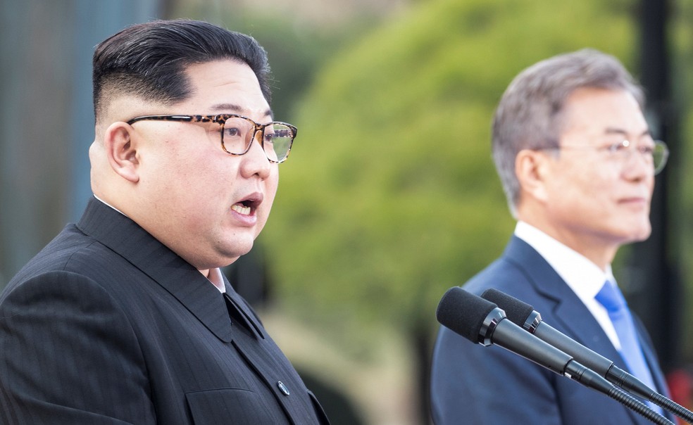 O líder da Coreia do Norte Kim Jong-un fala durante encontro com o presidente da Coreia do Sul Moon Jae-in no fim de abril.  (Foto: Korea Summit Pool Press/via Reuters)