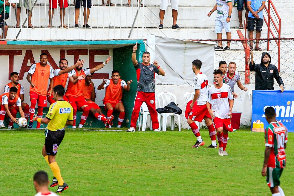 Marcelo Cabo tem colocado as revelações da base para jogar — Foto: Ailton Cruz/Gazeta de Alagoas