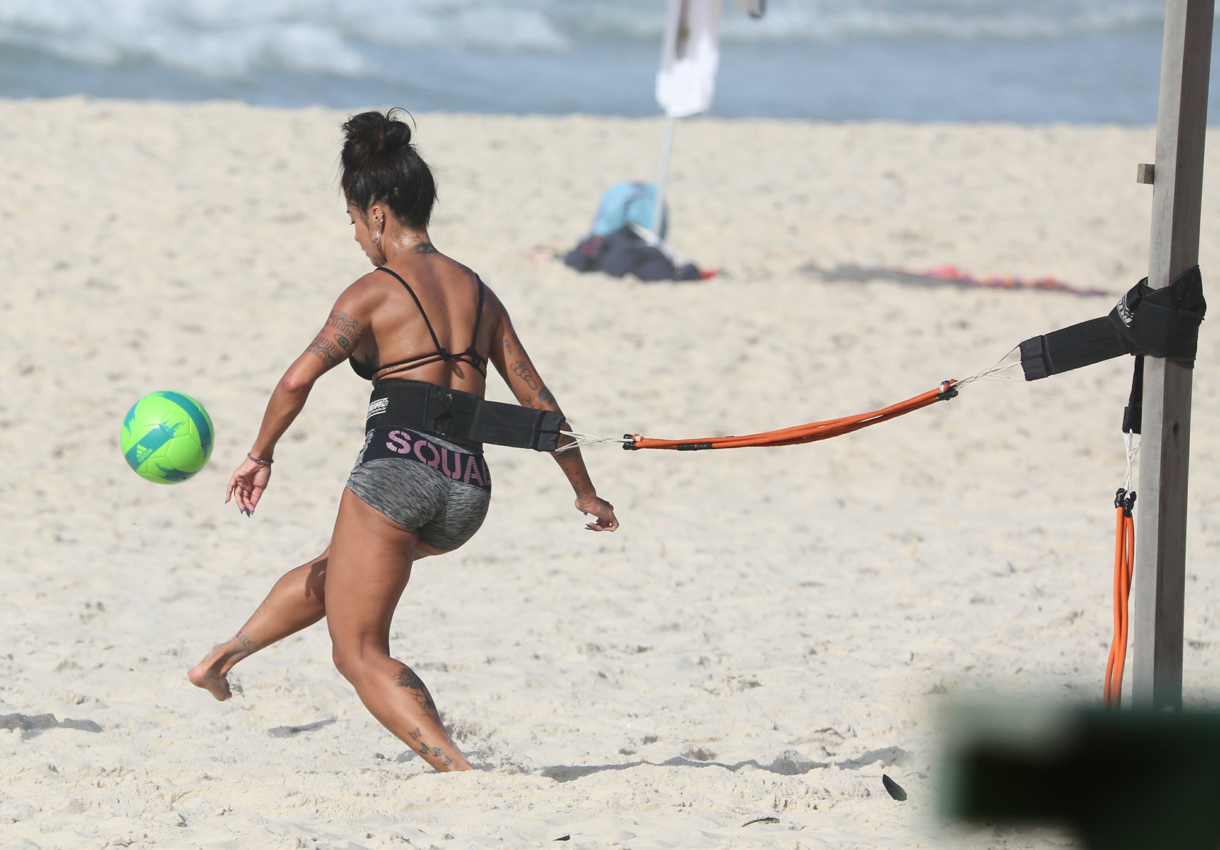Aline Riscado em praia do Rio (Foto: Dilson Silva/Agnews)