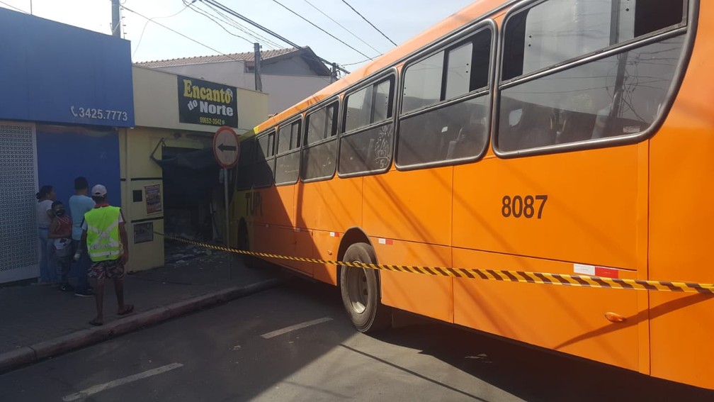 &Ocirc;nibus do transporte de Piracicaba atinge com&eacute;rcio na Vila S&ocirc;nia &mdash; Foto: Edijan Del Santo/EPTV