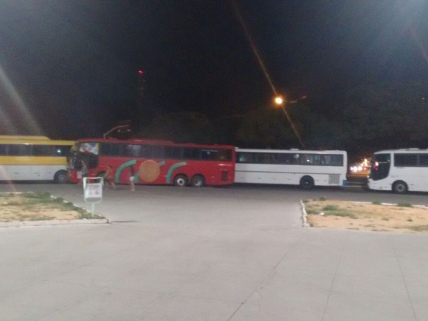 Ônibus com fiéis são impedidos de entrar em Juazeiro do Norte devido ao bloqueio (Foto: Darlene Barbosa/TV Verdes Mares)