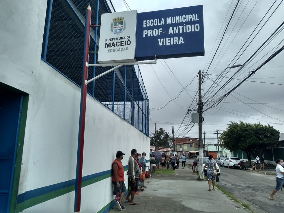 Cestas estão sendo distribuídas na Escola Municipal Prof. Antídio Vieira, em Maceió — Foto: Carolina Sanhes/TV Gazeta