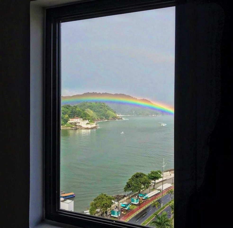 Arco-íris duplo encantou moradores de Santos neste domingo de Páscoa — Foto: Grazielle Diniz