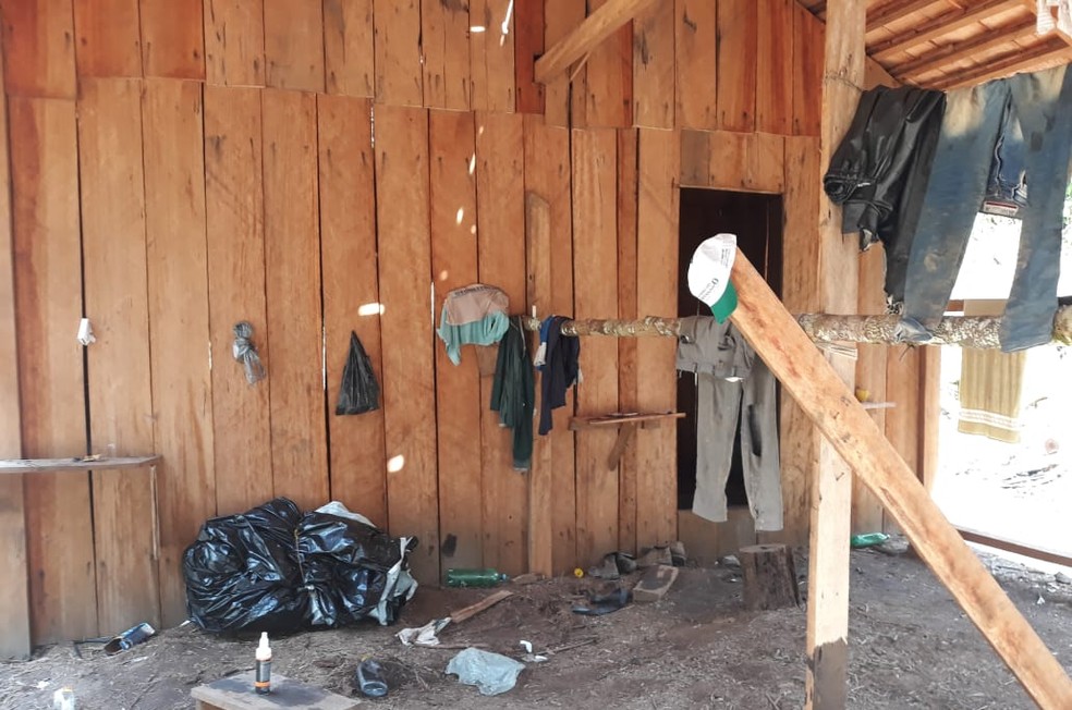 Invasores conseguiram construir cabanas dentro da terra indígena. — Foto: Divulgação/Kanindé