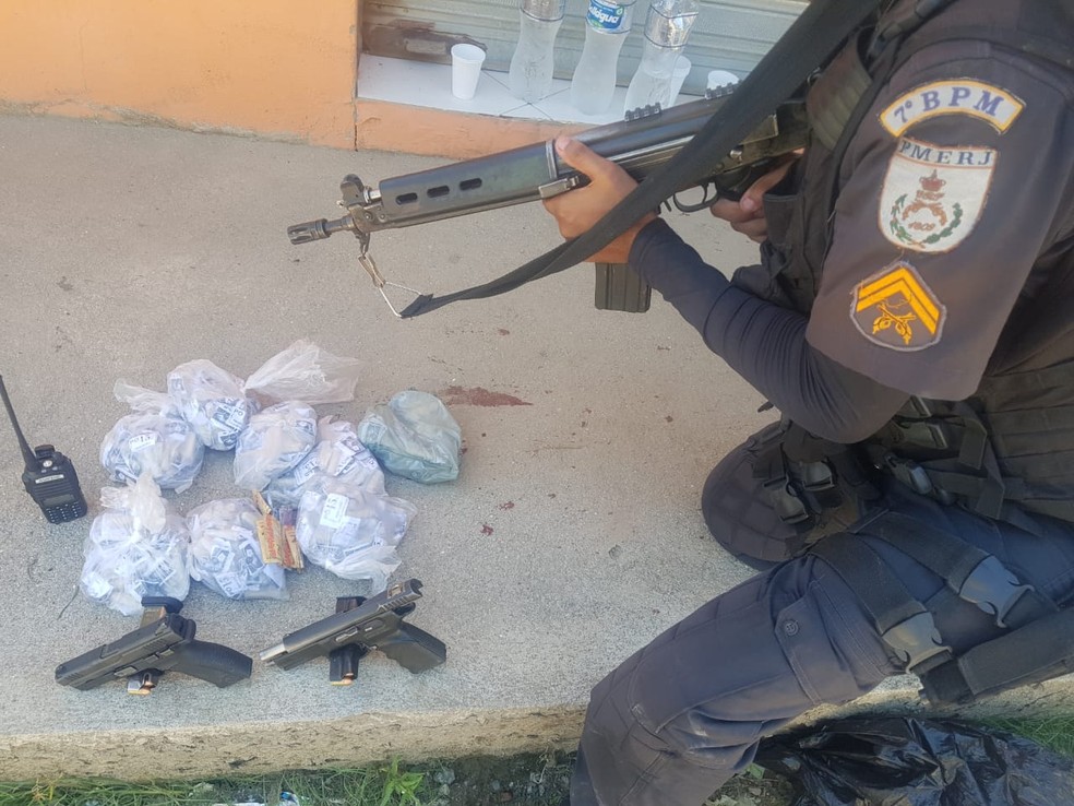 Militares encontraram duas pistolas, drogas e um rádio comunicador junto com os criminosos presos — Foto: Divulgação Polícia Militar