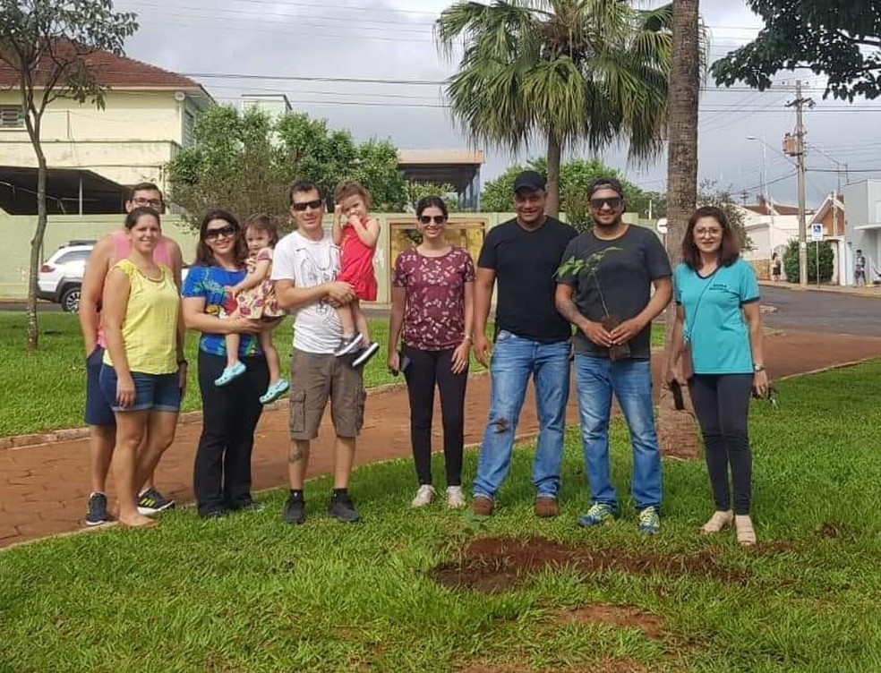 O grupo, formado por voluntÃ¡rios, tambÃ©m conta com a participaÃ§Ã£o das crianÃ§as â Foto: DivulgaÃ§Ã£o/Vamos Arborizar SÃ£o Joaquim