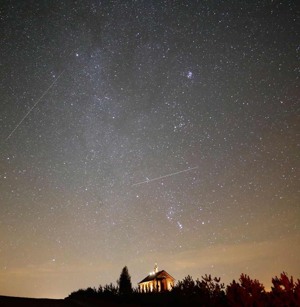 Céu iluminado durante chuva de meteoros da constelação de Gêmeos (Gemínideas) em Zagorie, na Bielorrússia, na noite de quarta-feira (13)  (Foto: Sergei Grits/ AP)