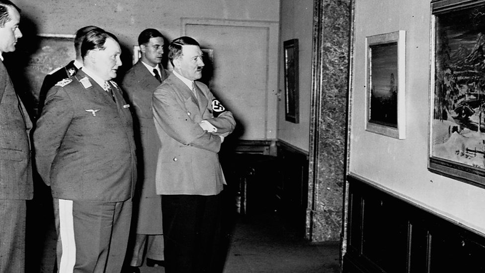 Hermann Goering e Adolf Hitle na exposição de Arte Degenerada (Foto: Reprodução/ The Degenerate Art Exhibition – when Hitler Declared War on Modern Art)