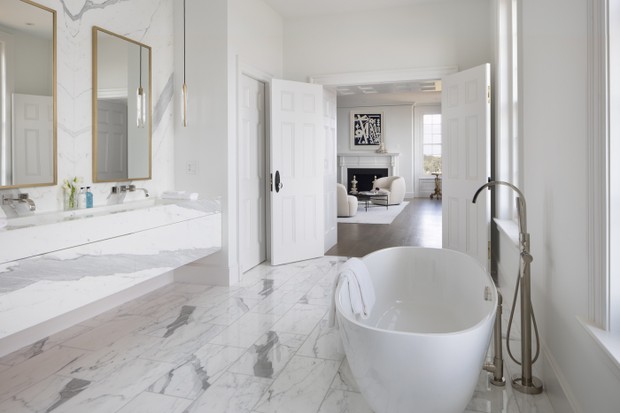 Décor do dia: banheiro com mármore italiano e banheira de imersão (Foto: Brad Stein)