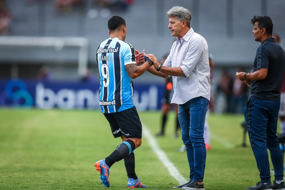 Suarez e Renato na vitória do Grêmio diante do Caxias — Foto: Lucas Uebel/Grêmio