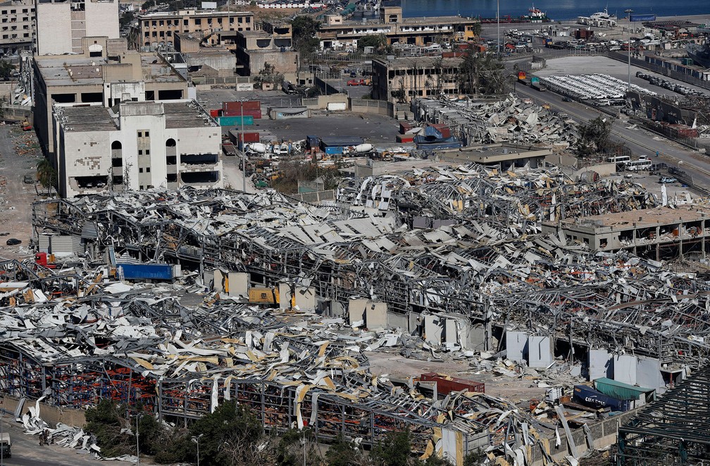 Armazéns do porto de Beirute, no Líbano, ficaram destruídos na explosão de terça-feira (7) — Foto:  Hussein Malla/AP 