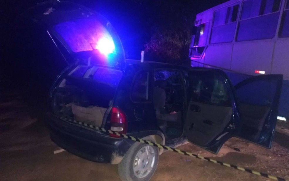 Acidente entre carro e ônibus deixa dois mortos em rodovia na Bahia — Foto: Divulgação/PRE