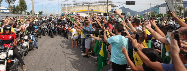 Aglomeração durante passeio de moto promovido por Bolsonaro e com participação do ex-ministro PazuelloClauber Cleber Caetano/PR