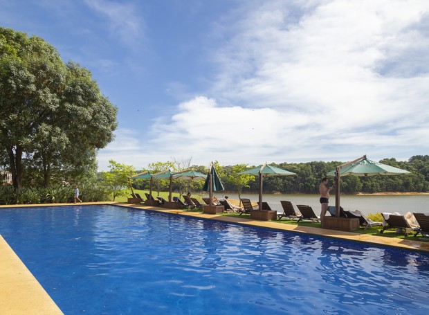 O empreendimento de alto padrão fica à beira da represa de Itupararanga e traz piscina aberta (Foto: Divulgação/ Clara Ibiúna Resorts)