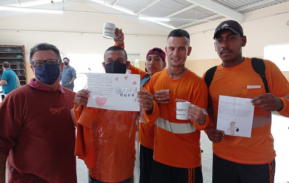 Alunos escrevem cartas a profissionais essenciais durante pandemia — Foto: Charles Chagas/Escola Champagnat
