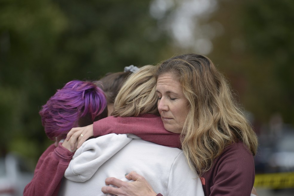 Mulheres se abraçam após tiroteio em sinagoga de Pittsburgh deixar 11 mortos neste sábado  — Foto: Andrew Stein/Pittsburgh Post-Gazette via AP