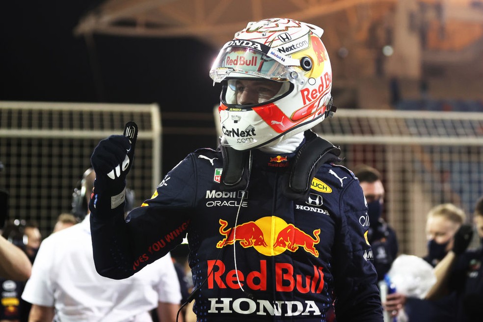 Max Verstappen leva a pole position no Bahrein — Foto: Lars Baron / Getty Images